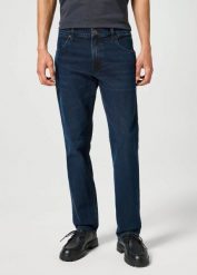 MĘSKIE SPODNIE JEANSOWE WRANGLER GREENSBORO INDIGO NOIR 112357411. Niebieskie jeansy męskie Wrangler, z jeansu. Za 219.99 zł.