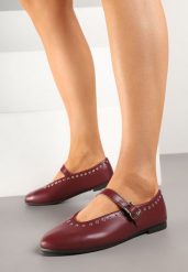 Bordowe Balerinki z Paskiem z Klamerką Zdobione Nitami Elldriva. Czerwone balerinki damskie Born2be, z aplikacjami, z jeansu, eleganckie, bez obcasa, na obcasie, bez zapięcia. Za 59.99 zł.