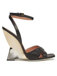Pollini Sandały SA1602AE1ITEZ000 Czarny. Czarne sandały damskie Pollini, bez wzorów, ze skóry, bez obcasa, na koturnie, bez zapięcia. W wyprzedaży za 1,569.00 zł.