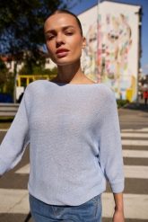 Cienki sweter błękitny. Niebieskie swetry nierozpinane damskie MOODO, l, bez wzorów, z poliamidu, bez kołnierzyka, bez ramiączek. Za 109.99 zł.