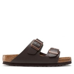 Klapki Birkenstock. Brązowe klapki damskie Birkenstock, bez wzorów, bez obcasa, bez zapięcia. Za 499.99 zł.