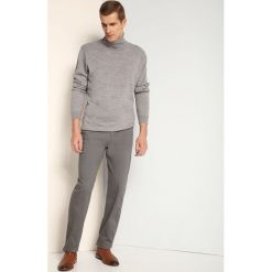 SPODNIE DŁUGIE MĘSKIE KLASYCZNE. Szare eleganckie spodnie męskie TOP SECRET, bez wzorów, biznesowe, długie. W wyprzedaży za 49.99 zł.