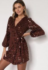 Brązowa Kopertowa Sukienka z Wiązaniem Zdobiona Cekinami Wedelessa. Brązowe sukienki damskie Born2be, na imprezę, l, z aplikacjami, z poliesteru, klasyczne, bez kołnierzyka, bez ramiączek, kopertowe. Za 179.99 zł.