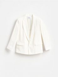 Marynarka z modalem - złamana biel. Marynarki i żakiety damskie Reserved, bez wzorów, z tkaniny, bez kołnierzyka, bez ramiączek. Za 199.99 zł.