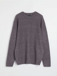 Prążkowany sweter - fioletowy. Fioletowe swetry męskie Sinsay, l, bez wzorów, prążkowane, bez kołnierzyka, bez ramiączek. Za 69.99 zł.