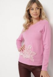 Różowy Sweter Ozdobiony Cekinami Koralikami i Cyrkoniami w Kształcie Kwiatka Romiella. Czerwone swetry nierozpinane damskie Born2be, s, z aplikacjami, z jeansu, eleganckie, bez kołnierzyka, bez ramiączek. Za 84.99 zł.