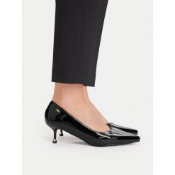 Czółenka MEXX. Czarne czółenka damskie Mexx, bez wzorów, bez obcasa, bez zapięcia. Za 329.99 zł.