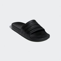 Klapki basenowe ADIDAS Adilette Aqua. Czarne klapki damskie Adidas, bez wzorów, z materiału, eleganckie, bez obcasa, bez zapięcia. Za 109.99 zł.