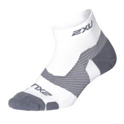 Skarpety sportowe 2XU Vectr Lght Cush 1/4 Crew. Białe skarpetki damskie 2XU, bez wzorów. Za 89.00 zł.