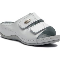 Klapki TAMARIS - 1-27510-22 White Leather 117. Białe klapki damskie Tamaris, bez wzorów, ze skóry, bez obcasa, bez zapięcia. W wyprzedaży za 109.00 zł.