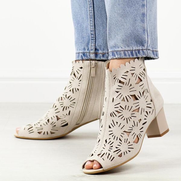 Beżowe sandały damskie na obcasie z zakrytą piętą M.Daszyński 1954-10. Brązowe sandały damskie M.Daszyński, w ażurowe wzory, z zamszu, bez obcasa, na obcasie, bez zapięcia. Za 179.00 zł.