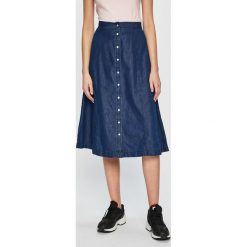 Calvin Klein Jeans - Spódnica jeansowa. Niebieskie spódnice damskie Calvin Klein Jeans, na co dzień, bez wzorów, z bawełny, casualowe, z podwyższonym stanem, midi, proste. W wyprzedaży za 289.90 zł.