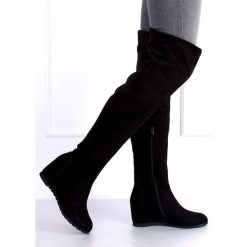 Muszkieterki na koturnie czarne PE108 Black. Czarne kozaki damskie ButyModne, bez wzorów, z futra, bez obcasa, na koturnie, bez zapięcia. Za 189.00 zł.