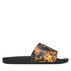 Klapki Versace Jeans Couture. Czarne klapki damskie Versace Jeans Couture, bez wzorów, z jeansu, bez obcasa, bez zapięcia. Za 249.99 zł.