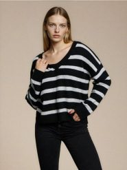 Sweter w paski z dekoltem V - czarny. Czarne swetry nierozpinane damskie Sinsay, l, bez wzorów, bez kołnierzyka, bez ramiączek. Za 49.99 zł.