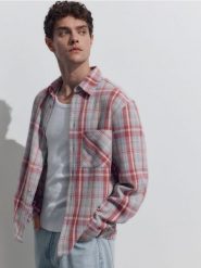 Koszula comfort fit w kratę - jasnofioletowy. Fioletowe koszule męskie Reserved, l, bez wzorów, z bawełny, bez kołnierzyka, bez ramiączek. W wyprzedaży za 89.99 zł.