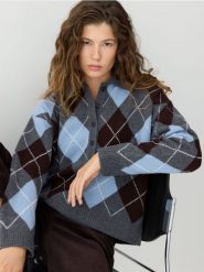 Wełniany sweter z kołnierzykiem - wielobarwny. Swetry nierozpinane damskie Reserved, l, bez wzorów, z dzianiny, bez kołnierzyka, bez ramiączek. Za 279.99 zł.