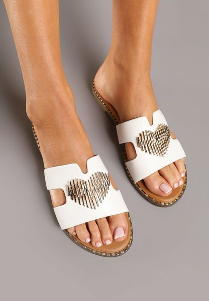 Białe Klapki Ozdobione Sercami i Wycięciami Azvisa. Białe klapki damskie Renee, na lato, bez wzorów, z jeansu, bez obcasa, na płaskiej podeszwie, bez zapięcia. Za 49.99 zł.