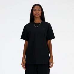 Koszulka damska New Balance WT41501BK – czarna. Czarne bluzki damskie New Balance, m, bez wzorów, z materiału, eleganckie, bez kołnierzyka, bez ramiączek. Za 169.99 zł.