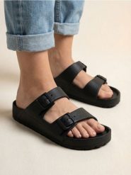 Piankowe klapki z regulowanymi paskami - czarny. Czarne klapki damskie Sinsay, bez wzorów, bez obcasa, bez zapięcia. Za 19.99 zł.