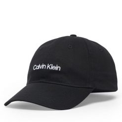 Czapka z daszkiem Calvin Klein. Czarne czapki damskie Calvin Klein, bez wzorów. Za 169.99 zł.