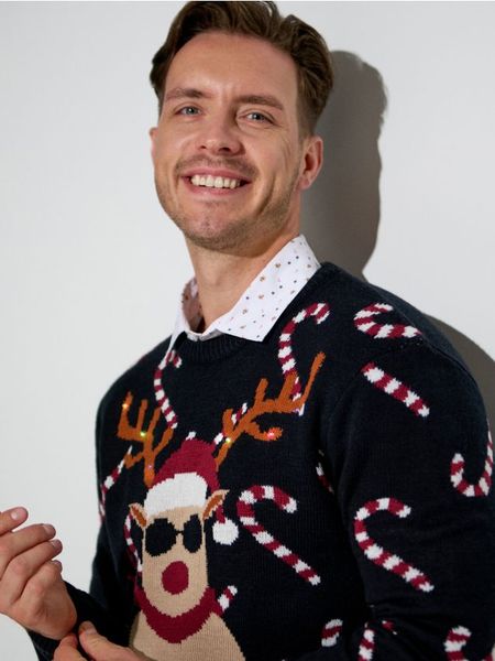 Świąteczny sweter z lampkami świecącymi - czarny. Czarne swetry męskie Sinsay, l, bez wzorów, wizytowe, bez kołnierzyka, bez ramiączek. Za 79.99 zł.