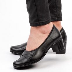 Czarne Polskie czółenka damskie na obcasie Gregors 581. Czarne czółenka damskie GREGORS, z aplikacjami, ze skóry, eleganckie, z okrągłym noskiem, bez obcasa, na obcasie, bez zapięcia. Za 349.00 zł.