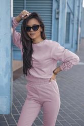 Dresowy Komplet Nierozpinana Bluza i Dopasowane Spodnie - Różowy. Czerwone bluzy damskie SALE, s, bez wzorów, z bawełny, bez ramiączek, bez kaptura. Za 219.90 zł.