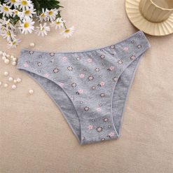 Figi z elastycznym pasem z wysokiej jakości materiałów Maare. Czarne majtki damskie Intica, z bawełny. Za 49.00 zł.