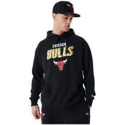 Bluza męska New Era Team Script OS Hoody Chicago Bulls. Czarne bluzy męskie New Era, m, bez wzorów, bez ramiączek, bez kaptura. Za 239.99 zł.