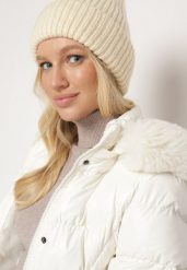 Beżowa Prążkowana Czapka Beanie z Wiskozą i Metaliczną Nicią Temiala. Brązowe czapki damskie Born2be, bez wzorów, z materiału, eleganckie. Za 39.99 zł.