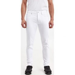 Jeansy EMPORIO ARMANI. Jeansy męskie Emporio Armani, z jeansu. W wyprzedaży za 428.77 zł.