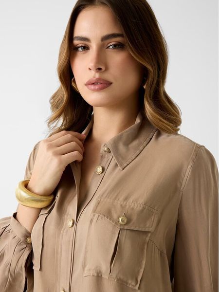 Guess Koszula W6GH22 W1789 Beżowy Regular Fit. Brązowe koszule damskie Guess, xs, z aplikacjami, z wiskozy, bez kołnierzyka, bez ramiączek. Za 311.99 zł.