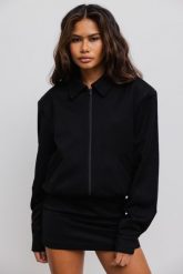 Krótka marynarka na zamek w kolorze TOTALLY BLACK - FRANKIE-S/M. Czarne marynarki i żakiety damskie Marsala, bez wzorów, z bawełny, eleganckie, bez kołnierzyka, bez ramiączek. Za 599.90 zł.
