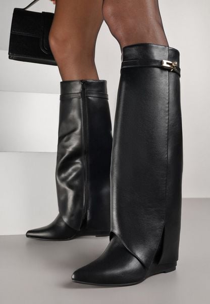 Czarne Kozaki na Koturnie z Wywiniętą Cholewką z Klamerką Arirass. Czarne kozaki damskie Born2be, bez wzorów, z jeansu, bez obcasa, na koturnie, bez zapięcia. Za 169.99 zł.