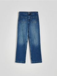 Jeansy straight z kieszeniami - indigo jeans. Niebieskie jeansy damskie Reserved, bez wzorów, z denimu. W wyprzedaży za 99.99 zł.