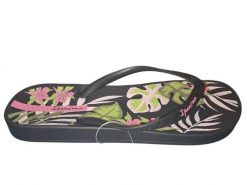 Klapki Ipanema Anatomiczne Czarne w Kwiaty. Czarne klapki damskie Ipanema, bez wzorów, z materiału, bez obcasa, bez zapięcia. Za 159.99 zł.