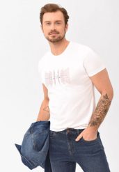 T-shirt z nadrukiem T-FLUX. Białe t-shirty męskie Volcano, m, bez wzorów, z bawełny, bez kołnierzyka, bez ramiączek. Za 59.99 zł.