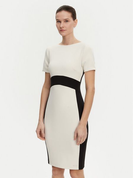 Calvin Klein Sukienka koktajlowa K20K208161 Écru Slim Fit. Sukienki damskie Calvin Klein, bez wzorów, z syntetyku, wizytowe, bez kołnierzyka, bez ramiączek. Za 399.99 zł.