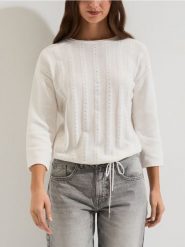 Bawełniany sweter z cyrkoniami i wiązaniem - kremowy. Białe swetry nierozpinane damskie Sinsay, l, bez wzorów, z bawełny, bez kołnierzyka, bez ramiączek. Za 49.99 zł.