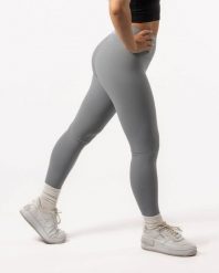 Damskie legginsy 7/8 na jogę i pilates, bez przedniego szwu – szary łupkowy. Szare legginsy damskie AESTHETIC WOLF, bez wzorów, z dzianiny. Za 149.99 zł.