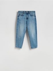 Jeansy mom fit z krótszą nogawką - niebieski. Niebieskie jeansy damskie Reserved, bez wzorów, z bawełny, krótkie. Za 129.99 zł.