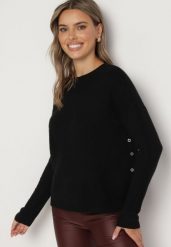 Czarny Sweter z Ozdobnymi Guzikami i Cyrkoniami Rerilina. Czarne swetry nierozpinane damskie Born2be, uniwersalny, z aplikacjami, z jeansu, klasyczne, bez kołnierzyka, bez ramiączek. Za 74.99 zł.