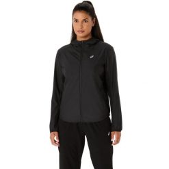 Damska kurtka wodoodporna Asics Core. Czarne kurtki sportowe damskie Asics, na zimę, uniwersalny, bez wzorów, z materiału, bez ramiączek, do biegania. Za 304.00 zł.