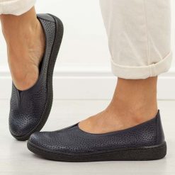 Granatowe skórzane Polskie półbuty damskie Gregors 1189. Niebieskie półbuty damskie GREGORS, na jesień, bez wzorów, z jeansu, casualowe, z okrągłym noskiem, bez obcasa, na płaskiej podeszwie, bez zapięcia. W wyprzedaży za 341.10 zł.