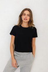 T-SHIRT PIPER CZARNY M - Flawless. Czarne t-shirty damskie Flawless, m, bez wzorów, z bawełny, klasyczne, bez kołnierzyka, bez ramiączek. Za 177.00 zł.