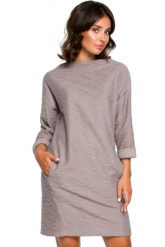 Ciepła dzianinowa sukienka z kieszeniami sportowy styl szara bawełna. Szare sukienki damskie Sukienki.shop, do pracy, l, bez wzorów, z bawełny, biznesowe, bez kołnierzyka, bez ramiączek, sportowe. Za 199.00 zł.