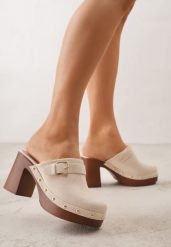 Beżowe Klapki na Słupku w Stylu Chodaków z Klamrami i Nitami Semelaia. Brązowe klapki damskie Renee, z aplikacjami, boho, bez obcasa, na obcasie, bez zapięcia. Za 149.99 zł.