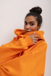 Bluza z kapturem oraz HAFTEM w kolorze EXOTIC ORANGE- GARSON-UNI. Pomarańczowe bluzy damskie Marsala, bez wzorów, z bawełny, sportowe, bez ramiączek, z kapturem. Za 329.90 zł.