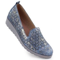 Półbuty damskie na podwyższeniu ażurowe jeansowe pozłacane M.Daszyński MR1628-20. Półbuty damskie M.Daszyński, w ażurowe wzory, z jeansu, bez obcasa, bez zapięcia. Za 199.99 zł.